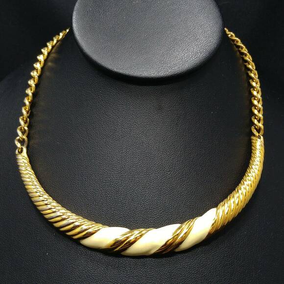 Vintage Monet Cream Enamel & Gold Plated Choker Necklace 1960s Mid Century - Picture 2 of 9
